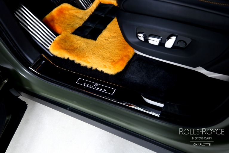 Used-2022-Rolls-Royce-Cullinan-Black-Badge