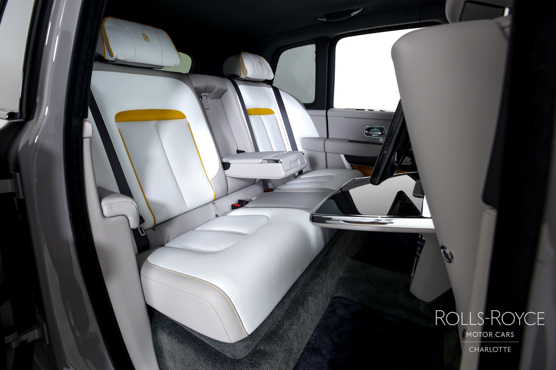 RollsRoyce debuts Privacy Suite and Cullinan Black Badge  carsalescomau