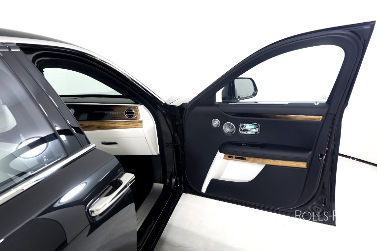 Used-2023-Rolls-Royce-Ghost
