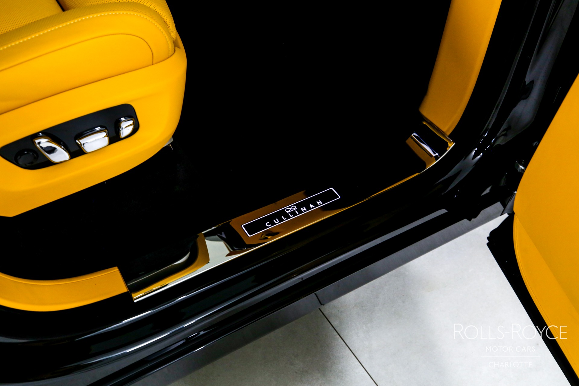 New 2025 Rolls-Royce Black Badge Cullinan | Charlotte, NC