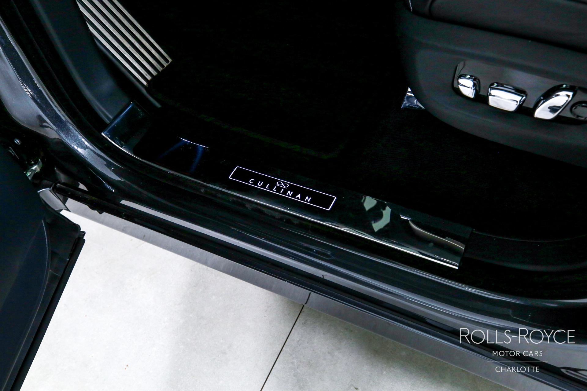 New 2025 Rolls-Royce Black Badge Cullinan | Charlotte, NC