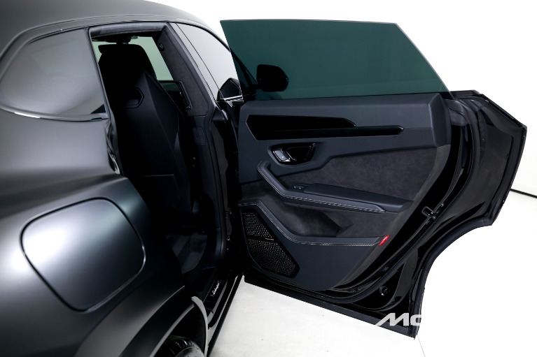 Used-2025-Lamborghini-Urus-SE