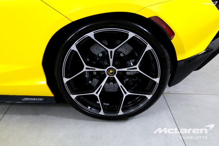 Used-2025-Lamborghini-Revuelto